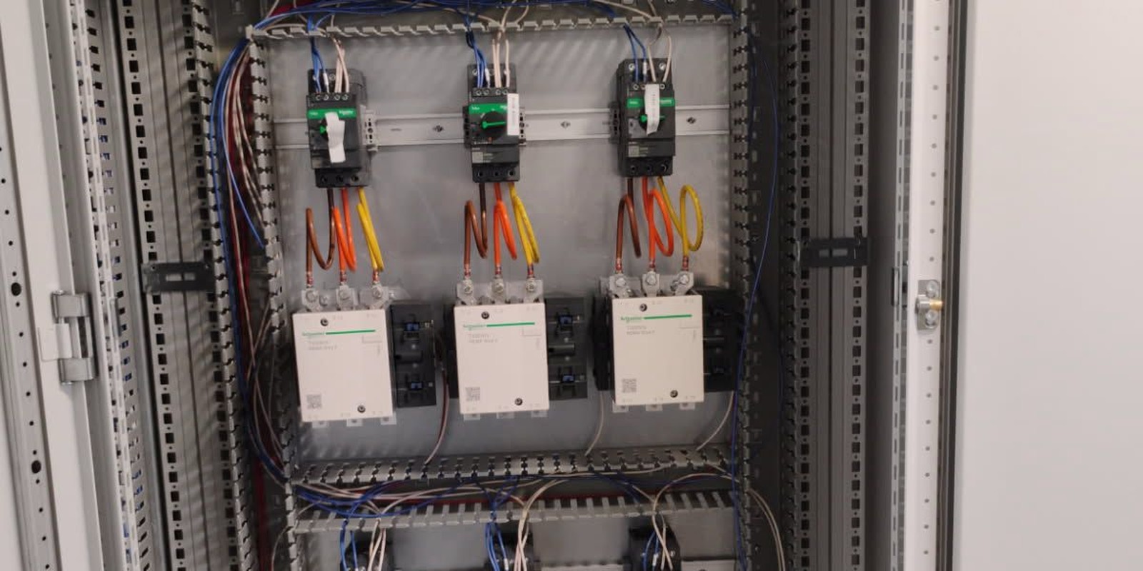 Chapman-built contactor cabinet, six Schneider contactors on copper-lugged conductors with labelled terminal rails